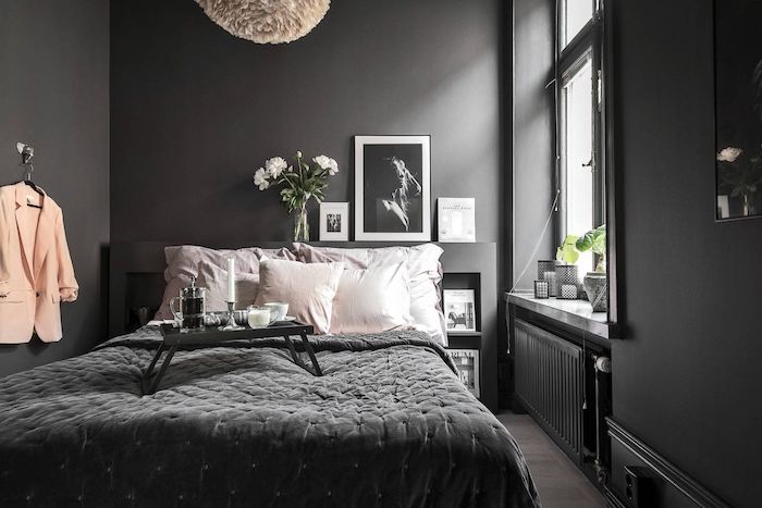 Murs gris anthracite, idée déco chambre adulte, décoration chambre à coucher