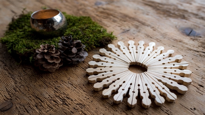 fabrication deco de noel facile et rapide, modèle de flocon de neige fait main avec pinces en bois, bricolage de Noël facile 