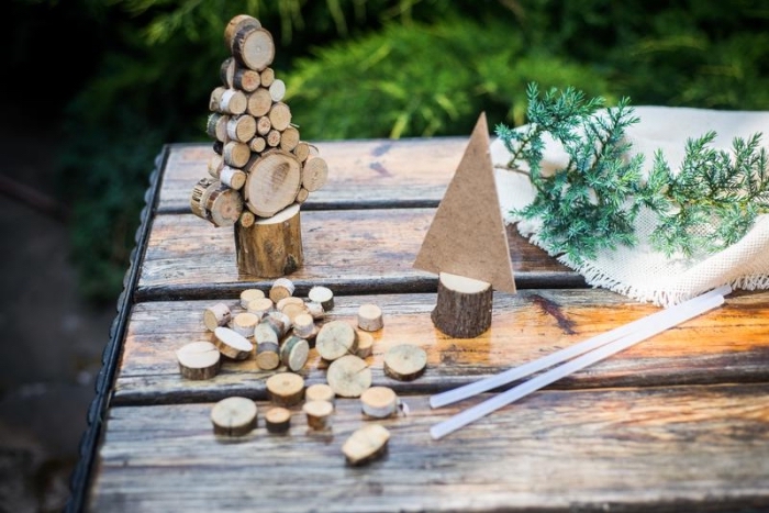 idée deco noel a fabriquer facile, modèle de mini sapin de noel bois fait main, déco de Noël avec objets fait main en matériaux recup