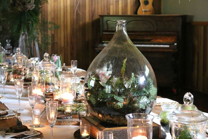 Table longue joliment décorée, idée déco table mariage, grand vase décoration d'intérieur, diy déco chambre chic