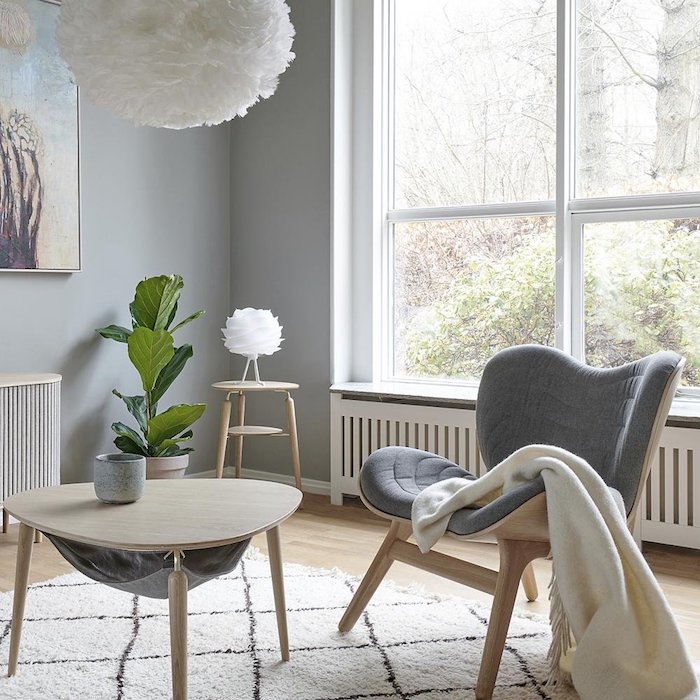 Fauteuil gris basse et table de salon basse miniature, décoration chambre à coucher, deco chambre moderne