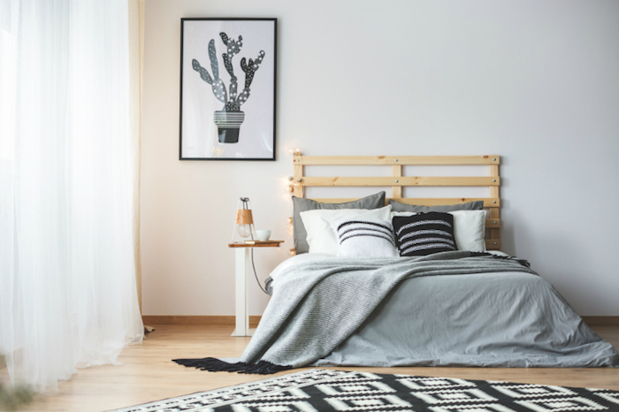 Bois tete de lit chambre gris et blanc, décoration chambre à coucher style minimaliste à la scandinave
