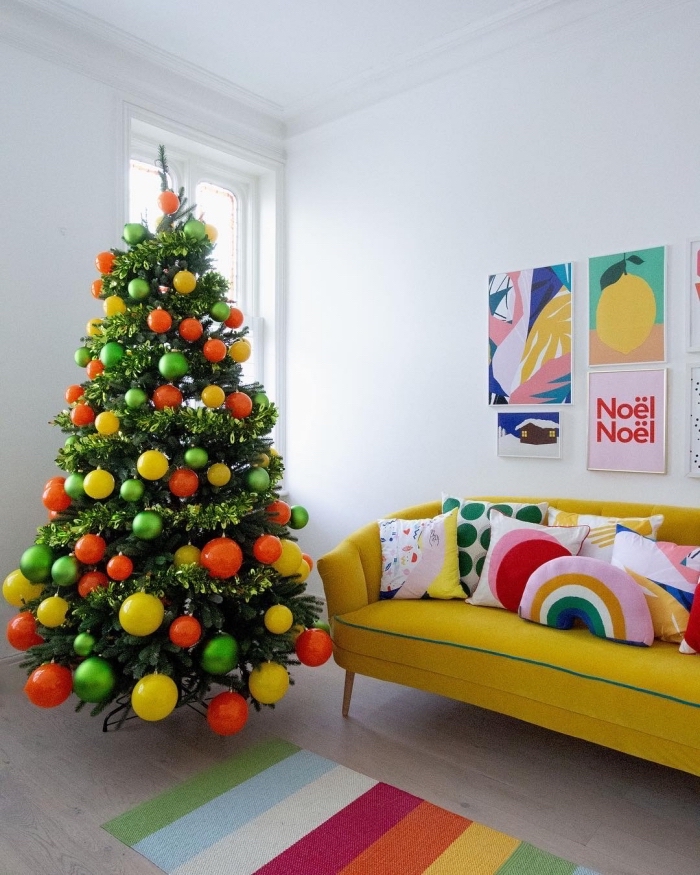 tendance décoration intérieur avec couleurs vert et orange, meubles intérieur de couleur vive jaune, sapin de noel original avec boules orange et jaune
