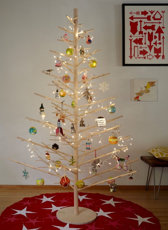 modèle de sapin noel bois clair fait main, exemple d'arbre de Noël DIY en goujons de bois décoré avec boules et lampes led