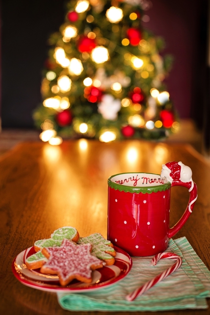 image de sapin de noel traditionnel décoré en blanc et rouge avec guirlande lumineuse, cozy fond d'écran Noël