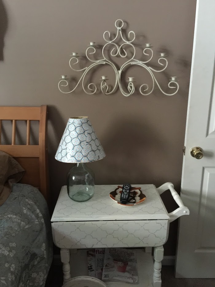 Mur taupe dans la chambre à coucher, decoration vase dame jeanne, idée diy avec vase en verre décorative