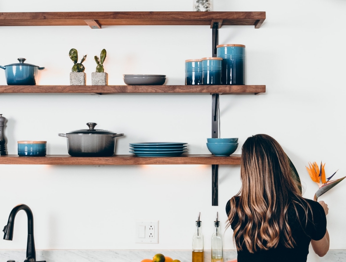 idée rangement mural pour vaisselle dans la cuisine, organisation vaisselle de cuisine sur une étagère en bois foncé