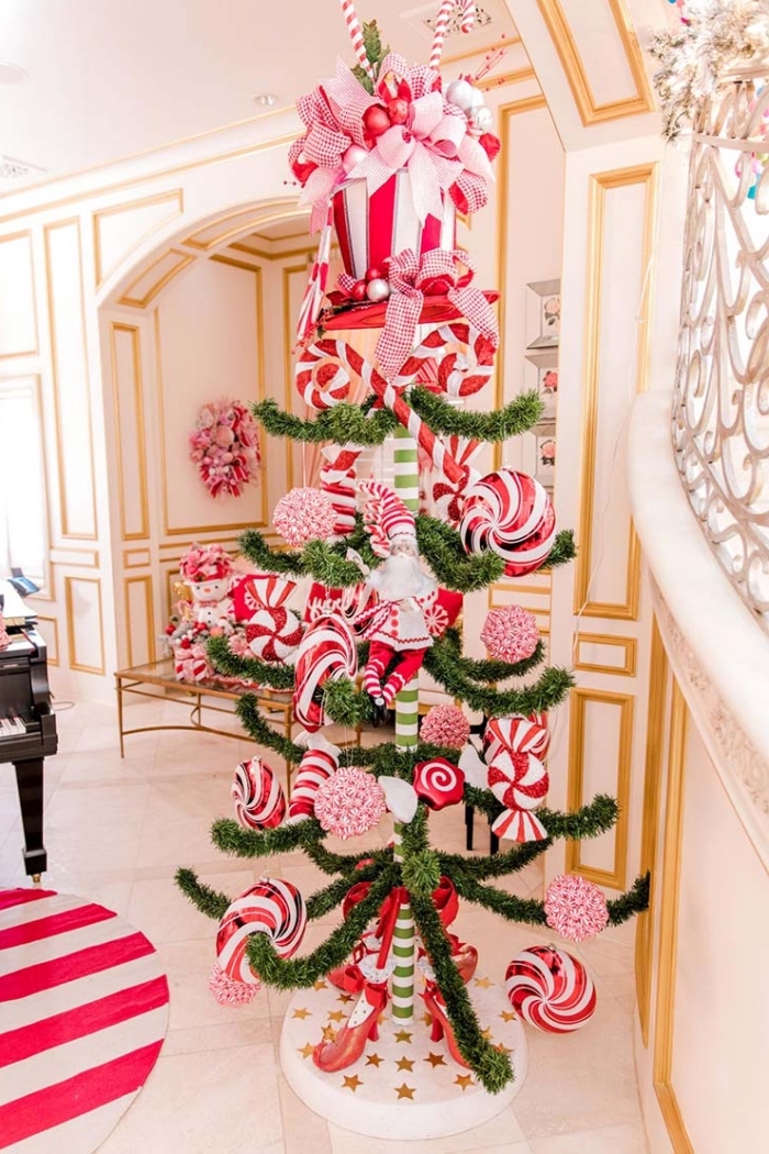 idée comment décorer un arbre de Noël artificiel avec jouets sur le thème confiserie, déco de sapin rouge et blanc