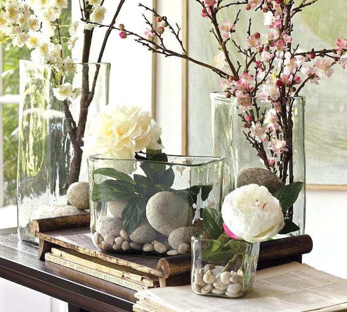 Vases en différentes formes, blanches fleurs et branches fleuries originale deco vases, déco à faire avec vase dame jeanne