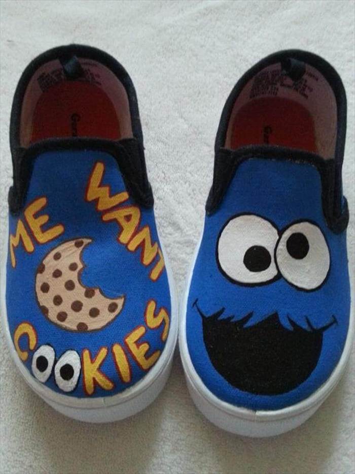Cookie monstre bleu dessin adorable, basket personnalisée, peinture pour chaussure stylée soi meme