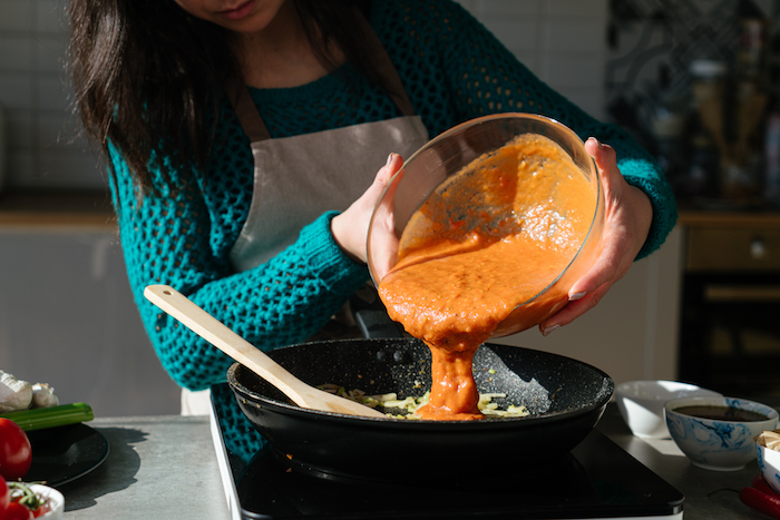 verser la purée de tomates aux oignons et celeri pour realiser une recette soupe de tomate, entrée originale soupe