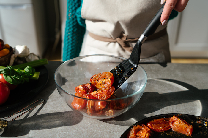mettre les tomates roties au four dans un bol de verre, exemple de soupe a la tomate maison à faire comme entrée simple et rapide