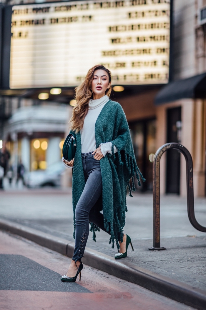 comment porter le vert en hiver femme 2019, look casual chic en jeans et chaussures hautes avec pull et poncho