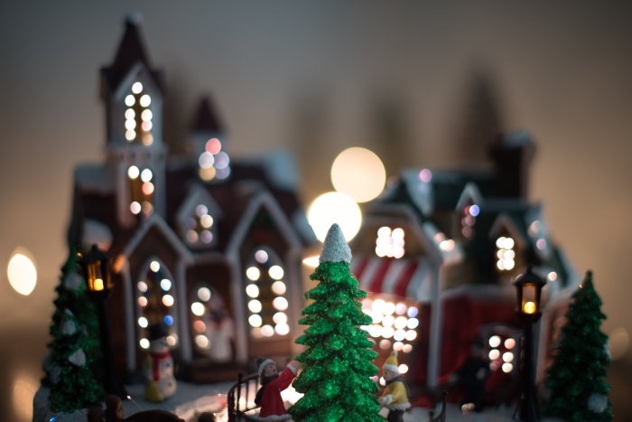 image de joyeux noel pour wallpaper ordinateur, idée photo fond d'écran PC avec un village lumineux et faux sapin de Noël