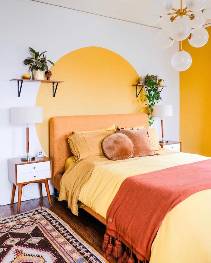 Jaune et blanc chambre à coucher adulte, inspiration tete de lit dessin cercle en jaune comme le soleil, couleur peinture chambre, idée comment peindre un mur