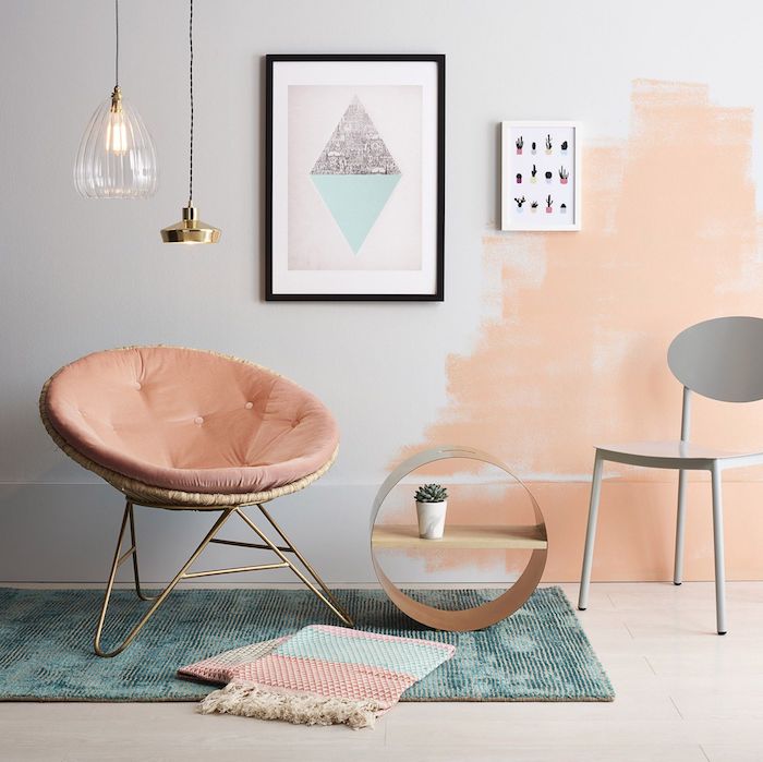 Mur semi peinte en orange claire sur gris-blanche peinture dans le salon moderne avec meubles scandinaves