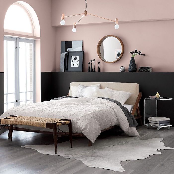 Lit double, tapis blanc, mur rose et noire chambre à coucher, peindre une chambre en deux couleurs, miroir rond