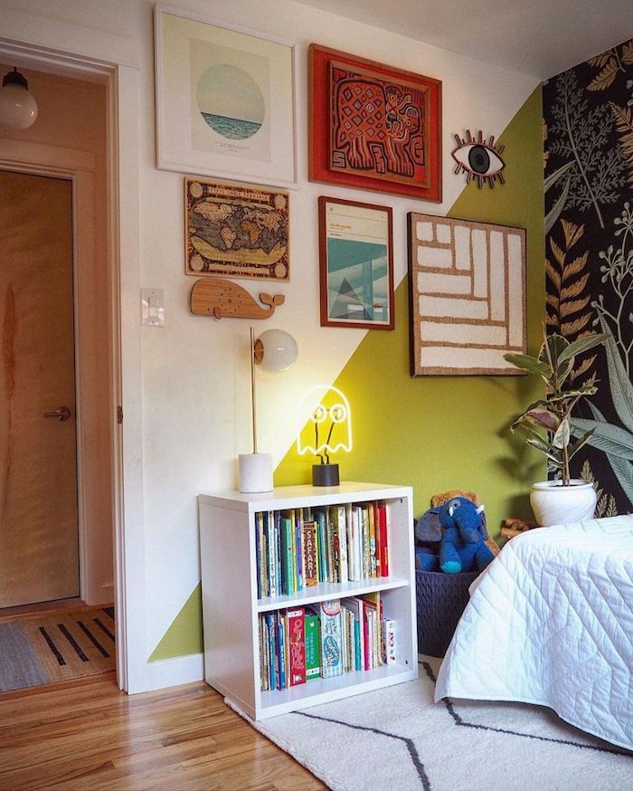 Chambre vert et blanc, pacman néon déco, mur avec papier peinte et mur bi couleur, inspiration deco chambre peinture, couleur chambre adulte