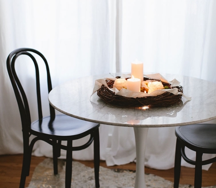idée decoration noel table minimaliste, arrangement avec branches séchées et bougies facile à faire soi-même