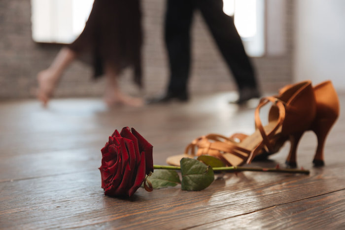 Classe de danse pour couples, cadeau bio, idée quel cadeau zéro dechet choisir, rose rouge sur le sol