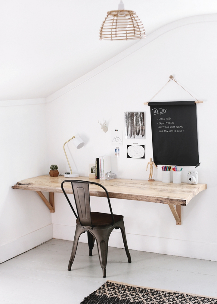 comment décorer une pièce sous comble de style minimaliste avec peinture blanche et meubles bois, modèle de bureau suspendu en bois