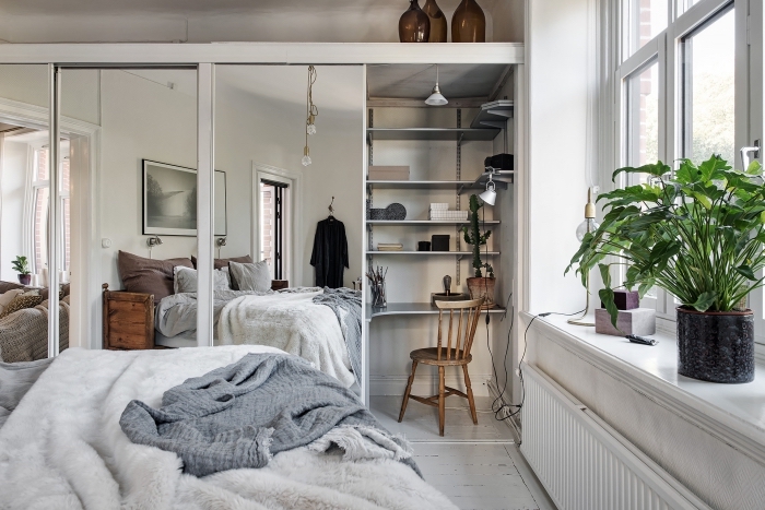 comment décorer une pièce à coucher avec petit coin de travail à domicile, idée meuble diy en forme de bureau avec rangement vertical