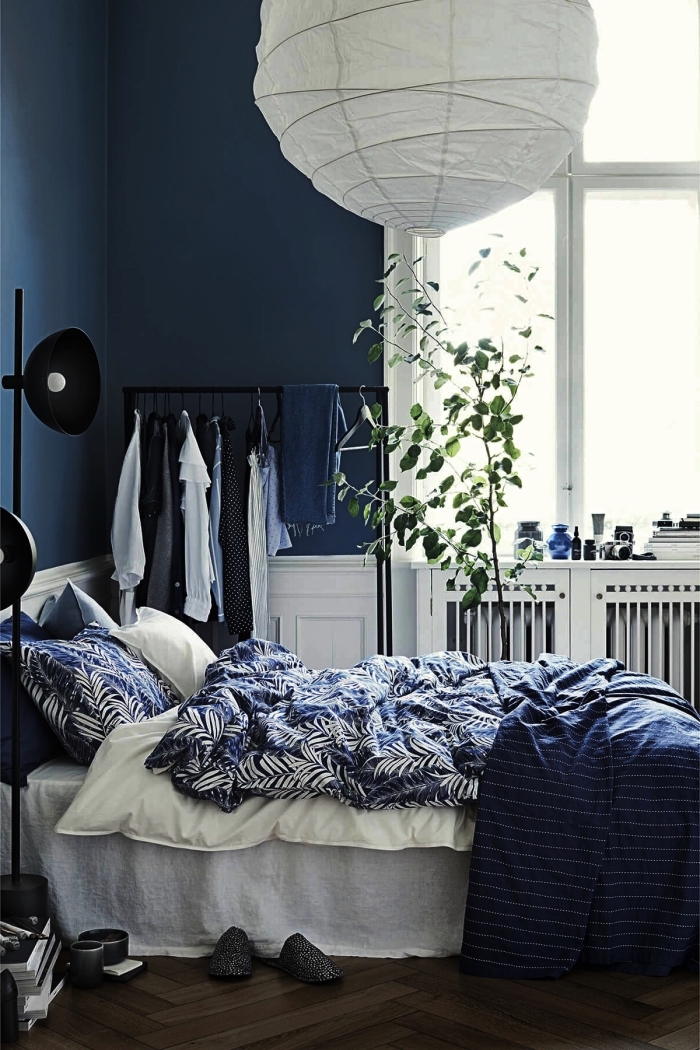 quelle peinture chambre adulte moderne, décoration chambre minimaliste aux murs bleu nuit avec meubles blancs