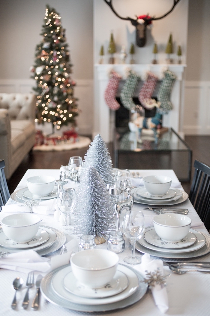 exemple comment arranger une table de Noël de style minimaliste avec nappe blanche et mini sapins de Noël argentés