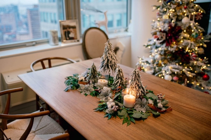 DIY deco table noel avec feuilles vertes et faux sapins, comment décorer une table de Noël de style rustique avec arrangement diy