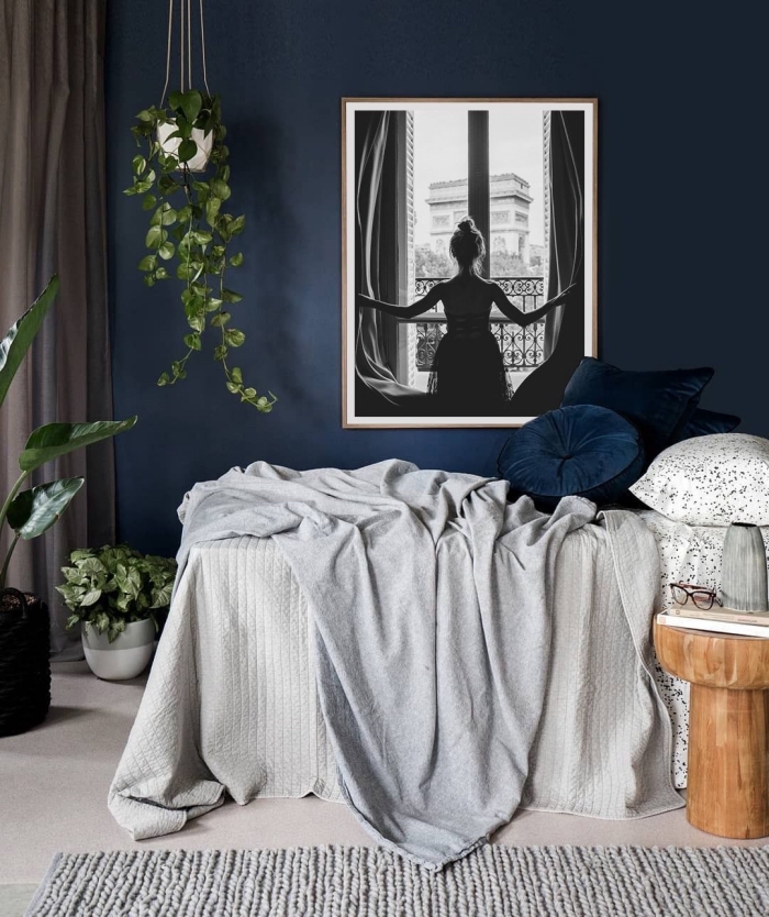 quelle nuance de bleu pour une chambre moderne, design chambre bleu foncé avec accessoires en nuances de gris