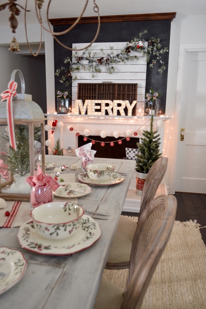 les plus belles tables de noel, déco de style rustique avec lanterne métal rempli de fausse neige et mini arbre Noël