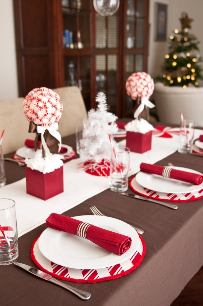exemple de deco table noel chic en blanc et noir avec objets fait maison, comment décorer une table de Noël 
