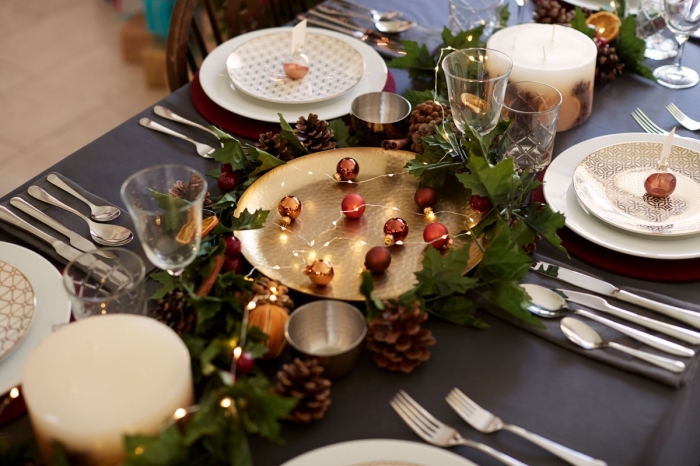 comment faire une jolie decoration noel table moderne, plateau doré rempli de boules de Noël et décoré avec branches vertes