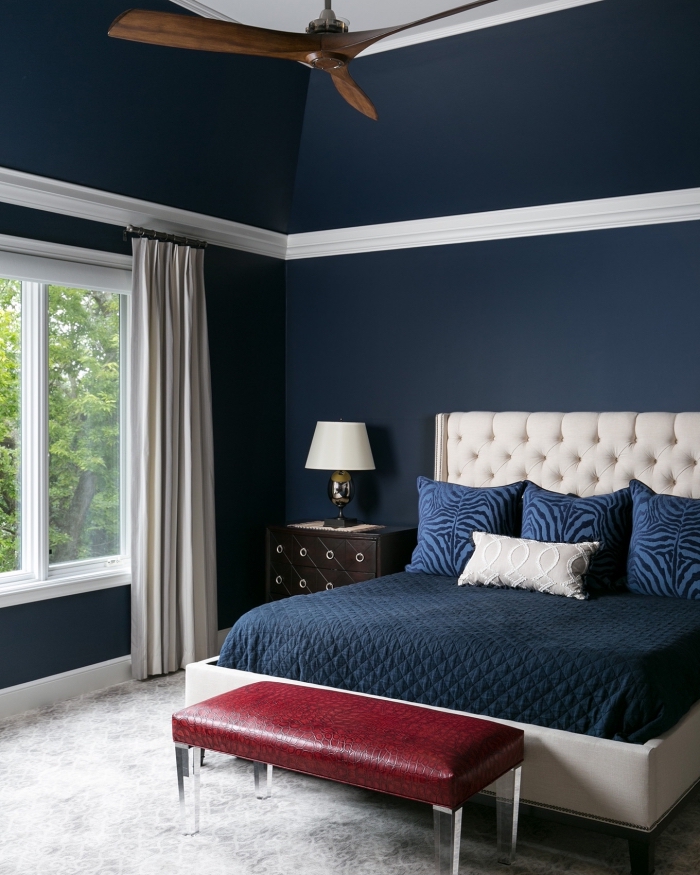 deco chambre adulte aux murs bleu foncé, design intérieur moderne, quelle couleur associer au bleu nuit dans une pièce à coucher