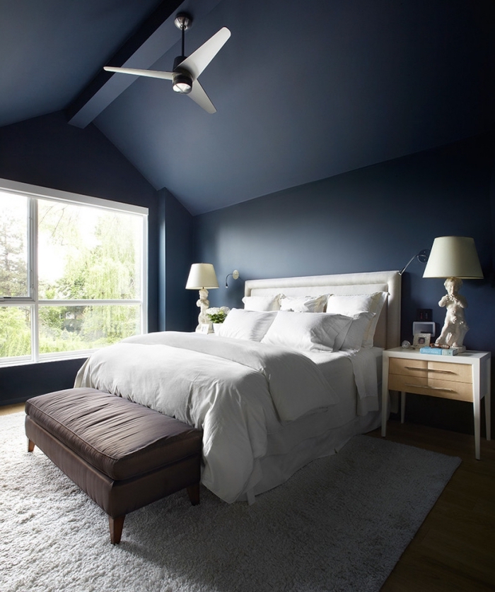 quelle couleur pour une chambre moderne, aménagement pièce sous combles aux murs et plafond en bleu marine