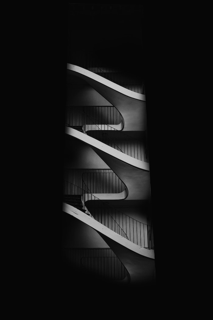 Escalier image fond d'écran noir, photographie noir et blanc artiste, belle photo stylée pour fond d'écran