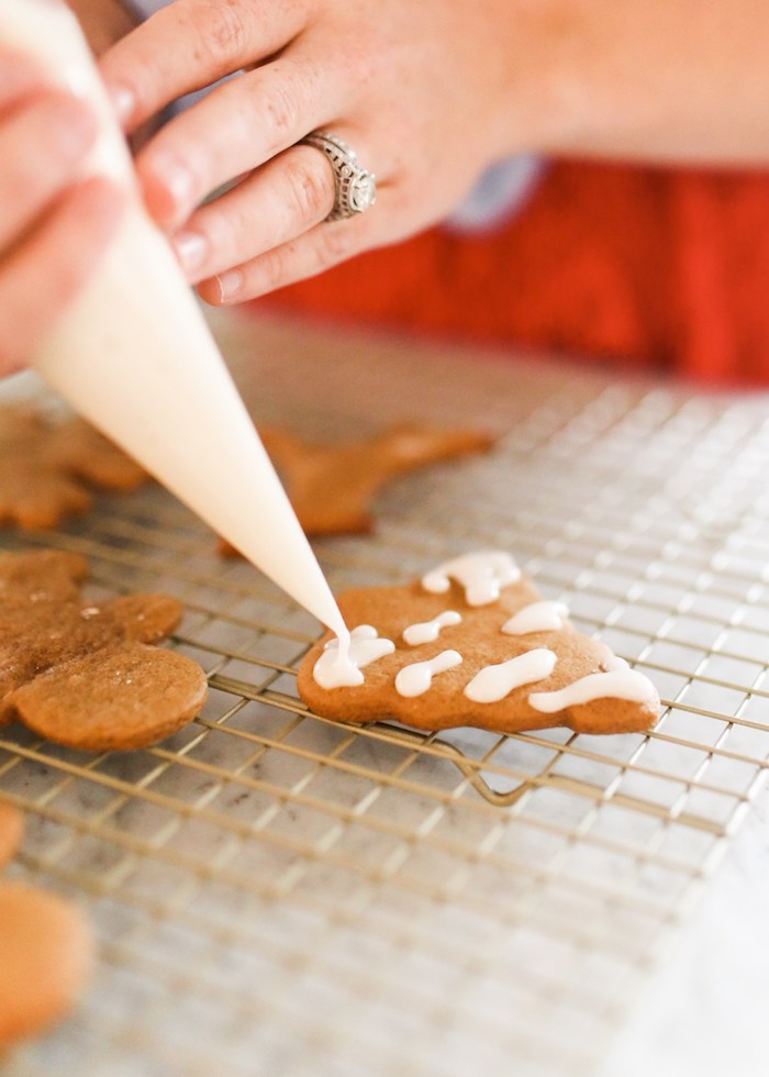 decoration glaçage royal pour decorer un biscuit pain d epice, recette sablés de noel
