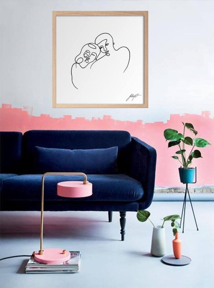 Canapé bleu canard, mur blanche demi peinte en rose, plantes vertes, comment peindre une chambre, design intérieur couleur mur chambre