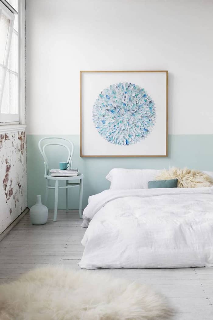 Peinture abstrait cercle dans carde carré, lit blanche, mur blanc et bleu, comment disposer les couleurs de peinture dans une pièce