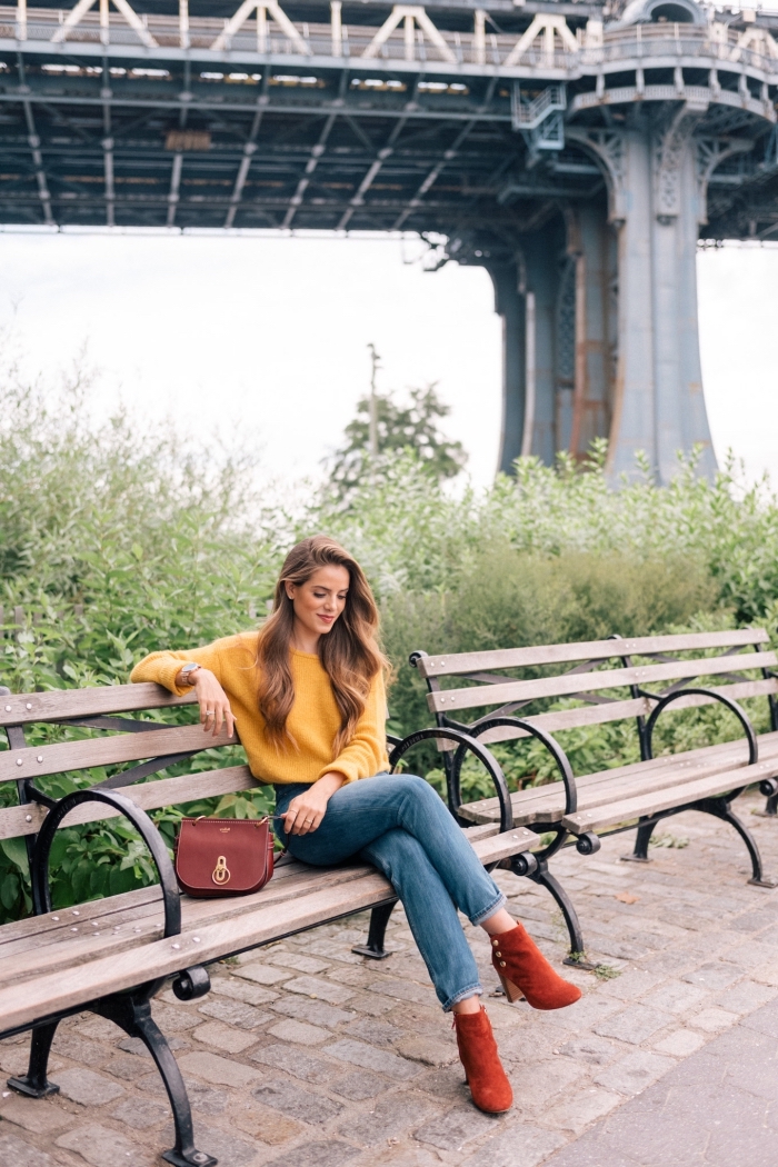 comment porter un pull laine femme de couleur jaune moutarde avec jeans et bottines en velours de nuance orange