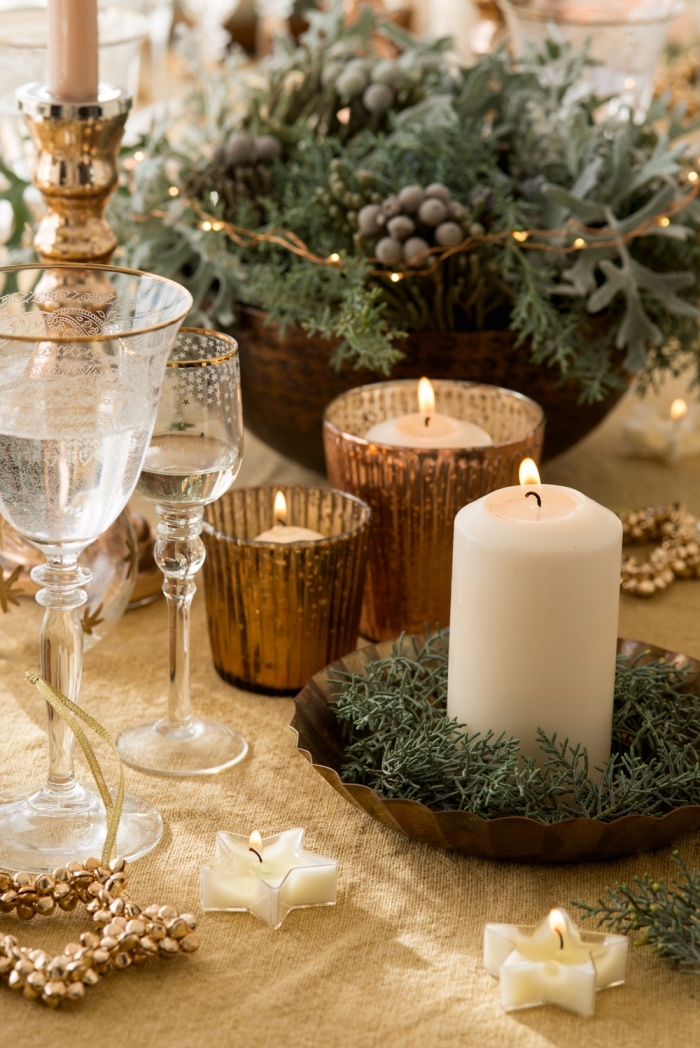 exemple de deco de table chic pour noel avec bougies et branches verte, DIY composition florale dans panier tressé