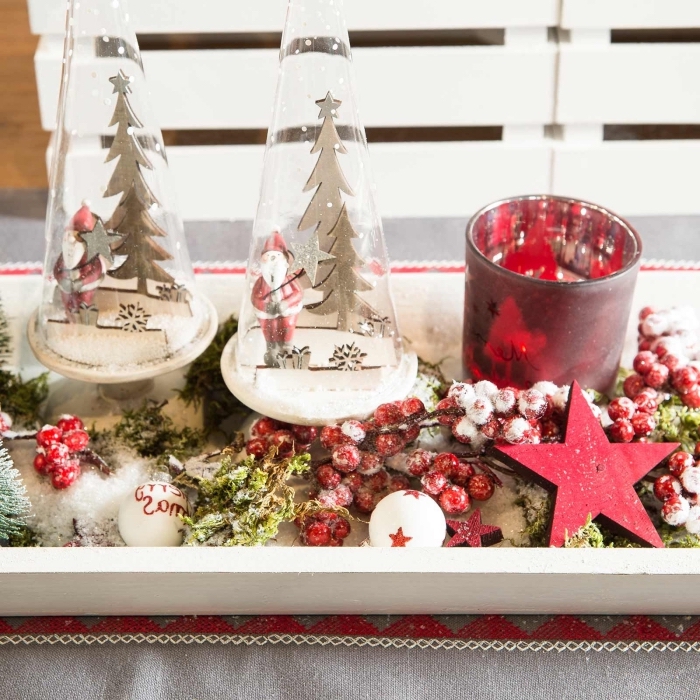 décoration de noel à fabriquer en bois, plateau en bois repeint en blanc décoré avec figurines de Noël et branches