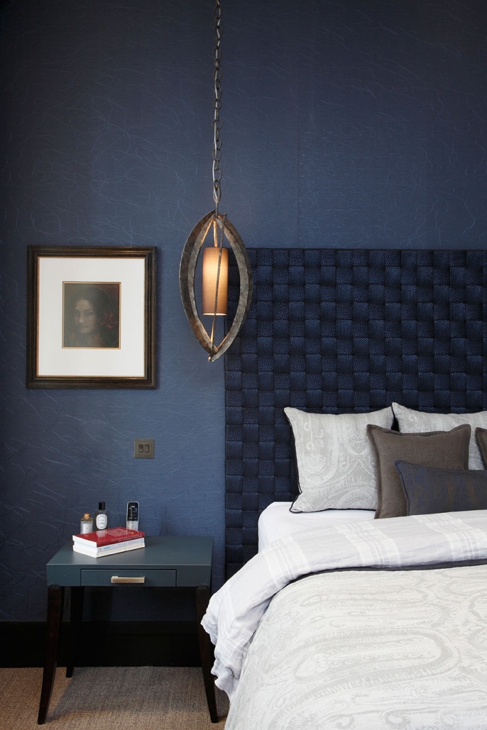 deco chambre bleu foncé avec meubles sombres, aménagement chambre adulte aux murs bleu minuit et plancher bois