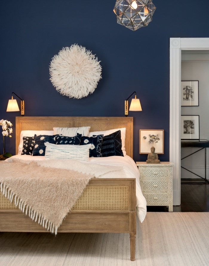 exemple comment décorer une chambre à coucher avec peinture en nuance de bleu nuit, idée chambre cozy en bleu et blanc