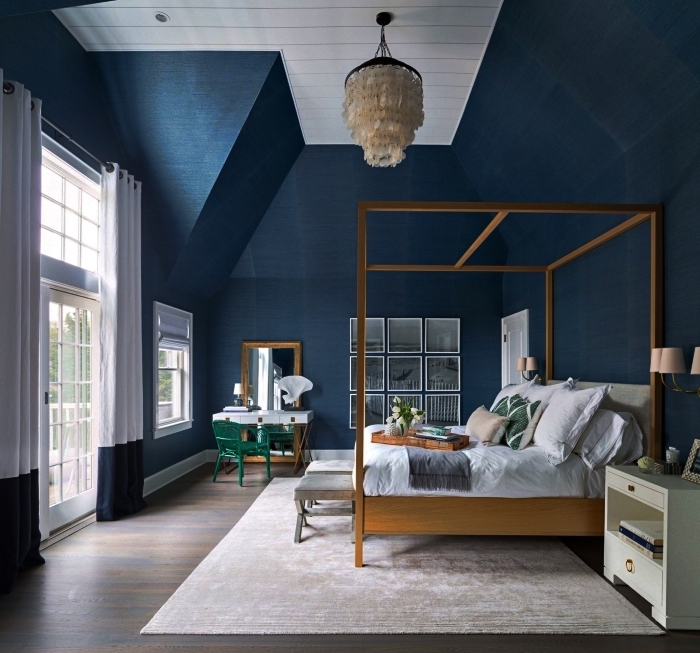design chambre au plafond haut blanc avec murs de couleur bleu marine et parquet en bois foncé, déco chambre bleue