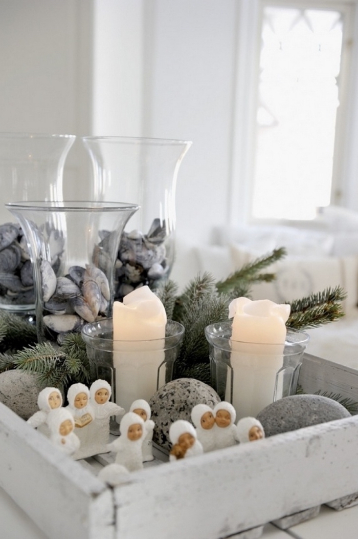 exemple de deco de noel a faire soi meme, caisse en bois repeinte en blanche et décorée avec bougies et figurines de Noël 
