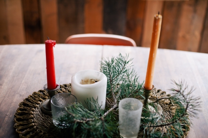 comment décorer une table avec arrangement DIY, idée déco de table à faire soi même avec branches de sapin et bougies