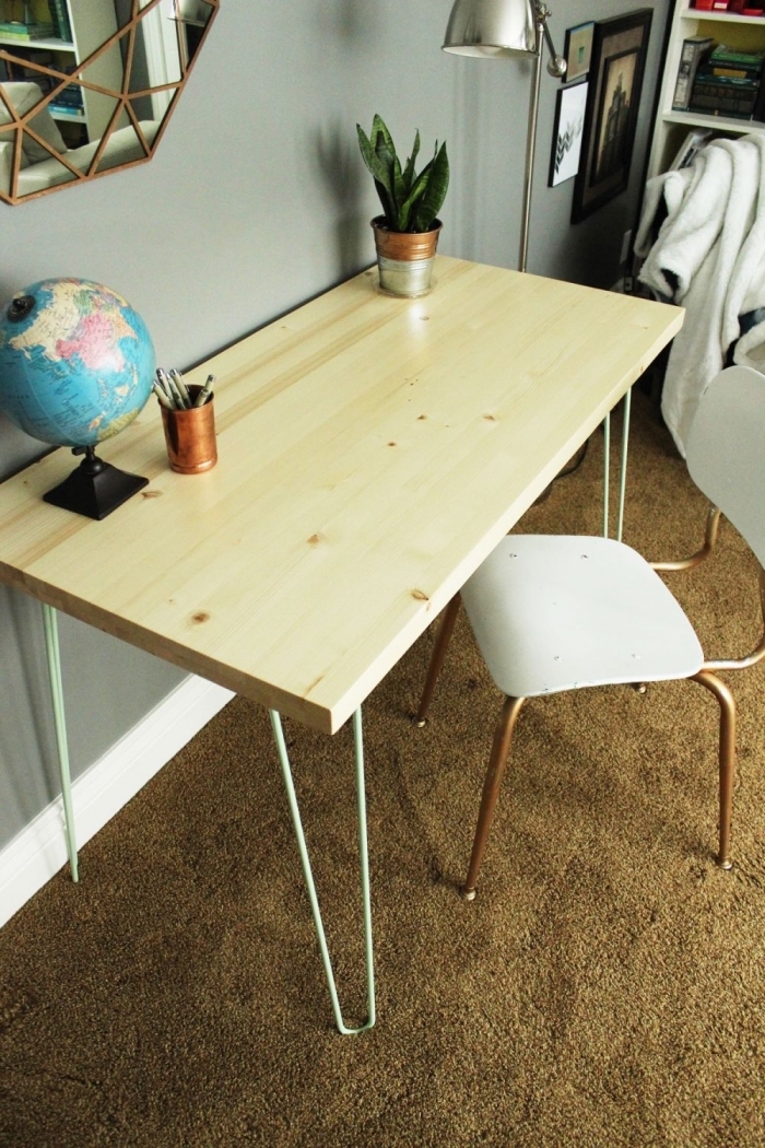 modèle de diy bureau en bois et métal dans une pièce aux murs gris clair moderne avec meubles en bois et blanc