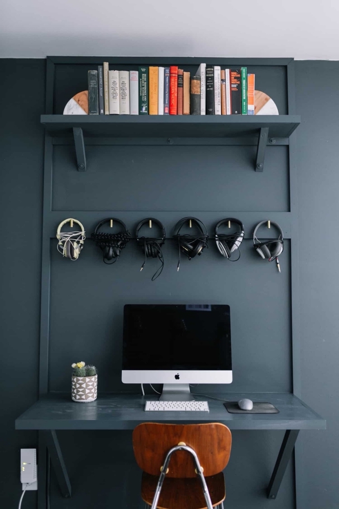 modèle de bureau avec étagère repeints en gris anthracite, idée aménagement coin de travail maison de style moderne