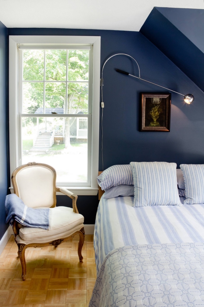 exemple d'aménagement de chambre cosy sous pente au plafond blanc et murs peints en bleu minuit, quelle couleur pour murs dans une petite chambre